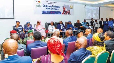 Dialogue interguinéen, à gauche les trois facilitatrices ; le médiateur, l’ancien Président du Bénin, Thomas Yayi Boni ; Bernard Goumou, le Premier ministre