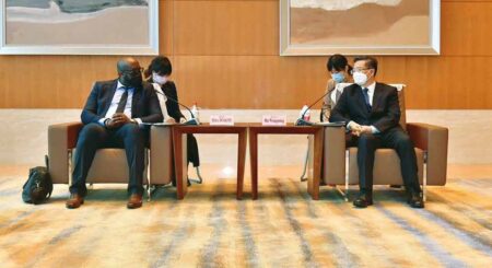 Djiba Diakhité et le vice-ministre des Affaires étrangères chinois