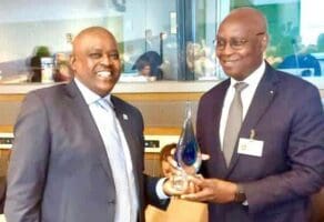 Le Président du Botswana, Mokgweetsi Masisi, remettant le prix au ministre sénégalais de l’Eau et de l’Assainissement, Serigne Mbaye Thiam