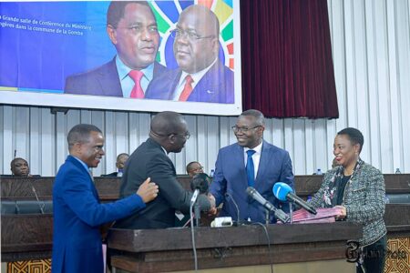 Le ministre congolais de l’Industrie, Julien Paluku, lors de la cérémonie de signature de l’accord à Kinshasa en présence de son homologue zambien, Chipoka Mulenga