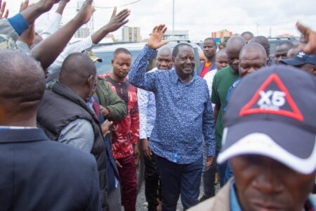 Le chef de l’opposition Raila Odinga, entouré de ses affidés, conteste le pouvoir en place issu des urnes  