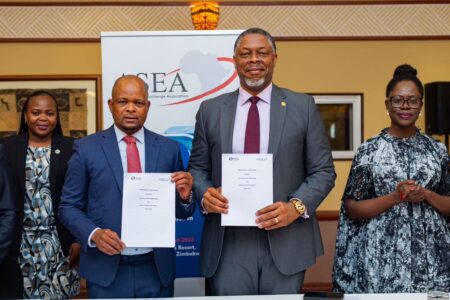 M. Mike Ogbalu III, DG de PAPSS (à gauche) et M. Thapelo Tsheole, Président de l'ASEA et DG de la Bourse du Botswana, après la signature du protocole d'accord le 14 avril 2023