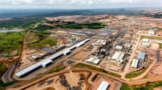Les volumes sont en hausse de 13 % en glissement annuel, portés par le dynamisme des plus grandes mines de cuivre du pays. Ainsi, le groupe chinois CMOC, qui exploite les mines Tenke Fungurume et Kisanfu dans la province du Katanga, a annoncé une production de 650 161 tonnes, soit une croissance de 55 % ! Son concurrent, le Canadien Ivanhoe Mines, qui exploite la plus grande mine de cuivre du pays, a produit 437 061 tonnes à Kamoa-Kakula, soit une hausse de 12 % par rapport à 2023.