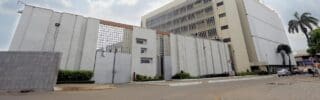 Les cessions se feront par enchères, Les volumes vendus peuvent évoluer en fonction des conditions du marché, du niveau de la demande en devises et de la disponibilité des réserves. Bank of Ghana explique que la vente de dollars vise d’abord à limiter les fortes variations du taux de change. Lorsque les entreprises ne trouvent pas suffisamment de devises sur le marché, la pression augmente sur le cedi, - la monnaie nationale-, ce qui peut entraîner sa dépréciation «anormale.»