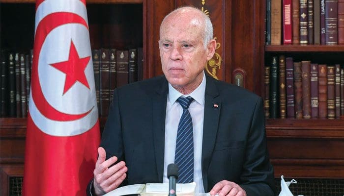 Le président de Tunisie Kaïs Saïed a procédé dimanche 25 août à un vaste remaniement ministériel sans donner d'explications, à un peu plus d'un mois de l'élection présidentielle. Ce remaniement inattendu comprend le remplacement de 19 ministres, dont ceux des Affaires étrangères et de la Défense, et de trois secrétaires d'État, après le limogeage début août du Premier ministre, qui n'a pas été remplacé depuis. Mohamed Ali Nafti, ancien diplomate ayant exercé dans plusieurs ambassades tunisiennes, notamment en Grèce, en Espagne et en Corée du Sud, est le nouveau chef de la diplomatie. Il occupait le poste de secrétaire d'État auprès du ministre des Affaires étrangères lorsque Kaïs Saïed l'avait démis de ses fonctions en 2021. Khaled Shili, également ex-diplomate et ancien responsable au ministère des Affaires étrangères, est désigné ministre de la Défense. Il a notamment été ambassadeur en Jordanie.