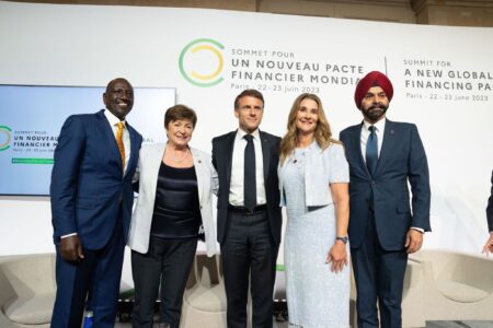 Le Kenya, nouveau chouchou de la Banque mondiale L’argent de la Banque mondiale est par ailleurs le bienvenu pour soutenir les ambitions du Kenya dans les domaines des transports écologiques, de l'augmentation de la couverture forestière et de l’optimisation du financement de la lutte contre le changement climatique. Ce pays est en effet l’un des plus en avance en matière d’énergies renouvelables sur le continent.