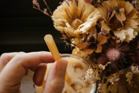 Cinquantenaire de la Journée mondiale de l'environnement : les fibres recyclables de canne à sucre comme alternative aux pailles plastique