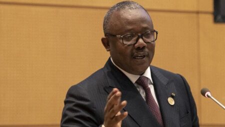 «Je ne serai pas candidat en 2025. Mon épouse m’a conseillé de ne pas me présenter. Je respecte donc ses conseils», a-t-il déclaré à des journalistes, selon le quotidien «le monde.»