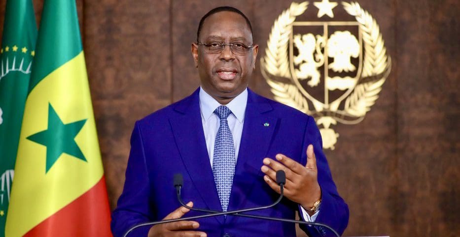 Sénégal : Macky Sall, président de temps troubles (Portrait) "Si le Sénégal était une dictature, comme certains veulent le faire croire, pensez-vous sincèrement qu'ils auraient pu passer une seule journée à m'insulter en boucle ?", répondait M. Sall en novembre dans le magazine Jeune Afrique. "Ceux qui veulent l'anarchie et le chaos pour assouvir leurs ambitions me trouveront sur leur chemin."