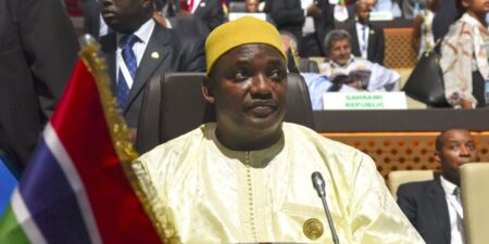 Adama Barrow, le Président de la Gambie rationne les déplacements des membres du gouvernement à l’étranger jusqu’à la fin de l’année. Raison de cette mesure : gérer au mieux les finances publiques pour lutter contre le déficit budgétaire.
