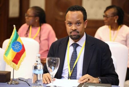 Ce deal, présenté comme « important » à Addis-Abeba, est le résultat de longues tractations qui se sont accélérées dans les tout derniers jours de l’année 2025 avec un comité de créanciers privés composé d’investisseurs institutionnels détenant plus de 45 % des euro-obligations éthiopiennes.