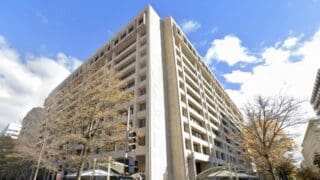 Afrique subsaharienne | 40 ans après les PAS*, le spectre du surendettement plane Concrètement, les analystes du Fonds s'attendent à ce que plus des deux tiers des pays de la région adoptent des mesures de consolidation budgétaire qui se traduiront par une augmentation des recettes intérieures et de réduction des dépenses afin de diminuer les déficits budgétaires qui alimente la dette. «Pour augmenter leurs recettes, plusieurs pays comptent s'appuyer sur l’élargissement de l’assiette fiscale et l’élagage des niches fiscales, ainsi que sur des efforts visant à améliorer l’administration fiscale et à promouvoir la numérisation.»