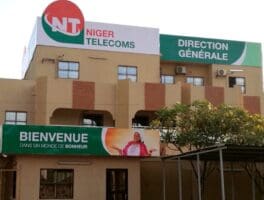 Depuis le 25 janvier, les abonnés aux services télécoms doivent payer 10 francs CFA (0,017 dollar) sur l’achat de crédit téléphonique et les souscriptions aux forfaits voix et Internet chez les opérateurs de téléphonie mobile Airtel, Moov Africa, Zamani, Niger Télécoms.