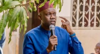 M. Sonko a qualifié sur les réseaux sociaux de "totalement erronée" l'affirmation selon laquelle le départ annoncé des quelques centaines de soldats français ferait suite à une proposition de la France qui aurait laissé aux pays concernés par une réorganisation de la présence militaire française la primeur d'annoncer de tels retraits.