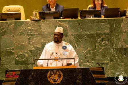 Le président Colonel à la tribune de l'Assemblée Générale de l'ONU, en habit civil et traditionnel