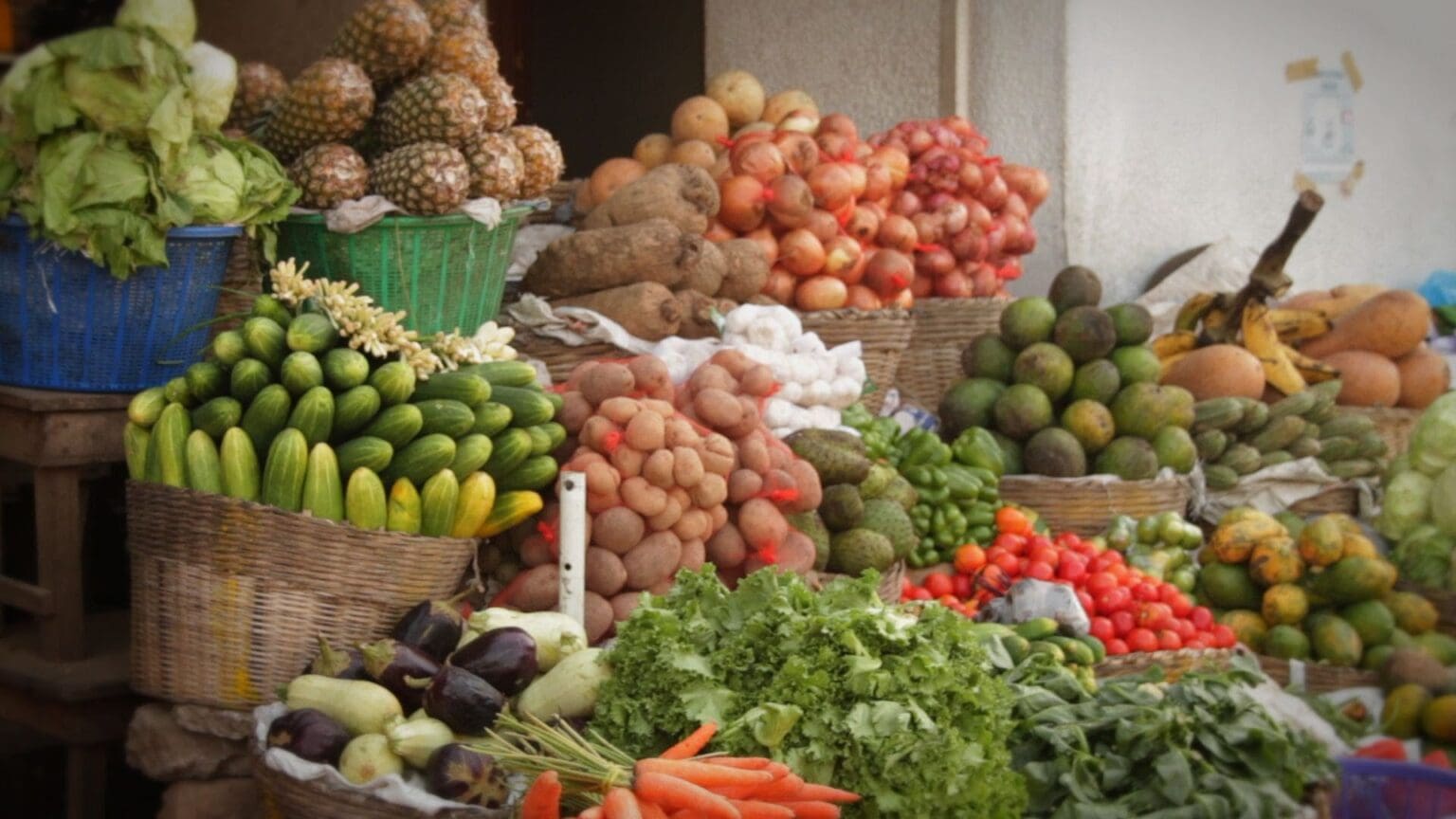 Maroc : L’inflation ralentit, sauf le poste «Alimentaire» Les hausses des produits alimentaires observées entre août et septembre 2023 concernent principalement les « Légumes » avec 3,5%, les «Huiles et graisses» avec 2,5%, les «Viandes» et le «Lait, fromage et œufs» avec 2,0% et le «Café, thé et cacao» et les «Eaux minérales, boissons rafraîchissantes, jus de fruits et de légumes» avec 0,4%. En revanche, les prix ont diminué de 0,8% pour les « Poissons et fruits de mer.». Pour les produits non alimentaires, la hausse a concerné principalement les prix des «Carbu