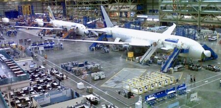 Les appareils commandés, plus de 15.000 en tout à ce jour, seront livrés à cadence de 150 par mois, ce qui représente tout de même 100 mois de production soit plus de 8 ans. Autrement dit, les commandes actuelles ne seront finies de livrer qu’entre 2030 et 2035.