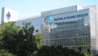 Selon les dernière Perspectives économiques mondiales de la Banque mondiale, rendues publiques le 13 janvier 2026, l'économie mondiale résiste mieux qu’anticipé, malgré la persistance des tensions commerciales et les incertitudes politiques. La croissance devrait légèrement fléchir à 2,6 % en 2026, avant de remonter à 2,7 % en 2027, marquant une stabilisation sur les deux prochaines années.