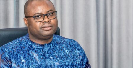 Le Chef du gouvernement, Bernard Goumou, a, dans un communiqué, instruit le ministre Secrétaire général du gouvernement à «récupérer les passeports des membres du gouvernement et des hauts fonctionnaires afin d’améliorer les formalités administratives concernant les voyages professionnels.» Il n’en fallait pas plus pour alimenter les conversations des salons de Conakry.