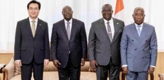 La Côte d’Ivoire s’allie à la Corée du Sud dans un projet de 10 millions de dollars dans la filière riz Ce nouveau partenariat s’inscrit dans le cadre du projet “ K-Ricebelt” annoncé par Séoul en juillet dernier. Ledit projet vise notamment à développer la production de semences améliorées de riz dans 8 pays d’Afrique subsaharienne en dehors de la Côte d’Ivoire.