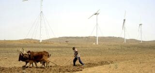 La transition énergétique en Afrique doit s'appuyer sur des modèles africains. C'est en effet aux pays africains de décider comment gérer leur mix énergétique. S'il est vrai que nombre d'entre eux disposent d'un important potentiel en matière d'énergies renouvelables, la sortie progressive des combustibles fossiles doit être envisagée de manière juste et équitable, en fonction des besoins énergétiques et du contexte de développement de chaque pays, car cela en va de la généralisation de l’accès des populations africaines à l'électricité - droit humain universel - et de la nécessaire industrialisation du continent.