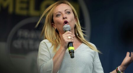 "Notre culture antique fait que nous ne sommes pas un peuple de pirates qui vont piller le monde", selon lui. Une thèse également reprise par Mme Meloni, qui a multiplié les voyages en Afrique pour diversifier les sources d'approvisionnement en énergie après l'invasion russe en Ukraine. Ces déclarations font bondir les historiens et la gauche, qui estiment que l'Italie n'a toujours pas fait son examen de conscience collectif.