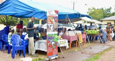 Cette distribution, qui entre dans le cadre de la mise en œuvre du Projet de production alimentaire d’urgence a consisté à remettre aux agriculteurs locaux 80 tonnes d’engrais NPK (azote, phosphore, potassium), 85 tonnes de semences de riz certifiées et 20 tonnes de semences de maïs certifiées.