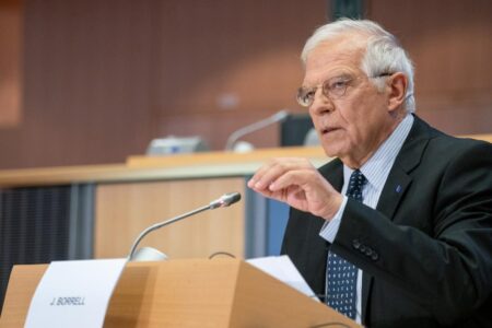 Le chef de la politique étrangère de l'UE, Josep Borrell, a déclaré qu'avec ce nouveau cadre, l'UE sera en mesure de sanctionner les individus et les entités responsables d'actions qui menacent la paix, la stabilité et la sécurité du Niger. "Les sanctions consistent en un gel des avoirs et une interdiction de mettre des fonds à la disposition d'individus et d'entités, ainsi qu'en une interdiction de séjour pour des individus", a-t-il déclaré.