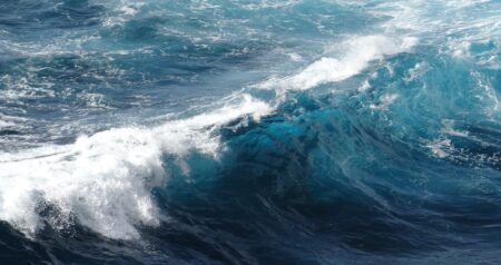 Ecologie : La France attendue à la Conférence des Nations Unies sur les océans en 2025 Selon un rapport des Nations Unies, 64% de la surface des océans du globe ne sont placés sous aucune juridiction. Demain, l'épuisement des ressources terrestres rendra nos économies plus dépendantes des ressources de la mer.