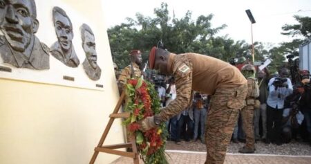 La cérémonie s’est déroulée en présence du capitaine Ibrahim Traoré, chef de la junte et président de la transition, qui a déposé une gerbe de fleurs au pied de la grande statue de l’ancien chef d’Etat burkinabè.