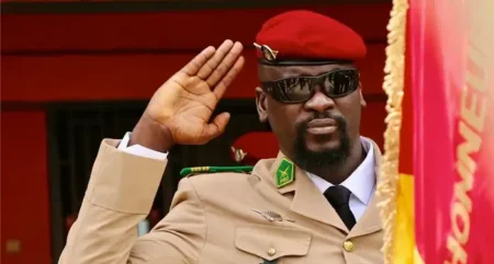 A moyen terme, les réformes mises en œuvre par les autorités de transition devraient continuer à dynamiser l’activité. Entre 2024 et 2028, le taux de croissance devrait atteindre environ 7 % en moyenne et le taux d’inflation contenu à 5,8% sur la période 2024-2028.