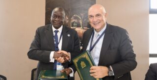 Sécurité alimentaire et développement agricole en Afrique de l’Ouest : Le Groupe OCP et la Banque mondiale montent au front Le P-DG du Groupe OCP, Mostafa Terrab et le Vice-président de la Banque mondiale pour l’Afrique de l’Ouest et du Centre, Ousmane Diagana ont signé un protocole d’accord pour favoriser la coopération et des programmes en faveur de 5 millions d’agriculteurs au Bénin, en Guinée, au Mali et au Togo – couvrant une superficie de 10 millions d’hectares.