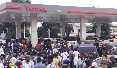 Lubumbashi, chef-lieu de la province du Haut-Katanga, la deuxième grande ville au pays située au sud de la RDC, fait une nouvelle fois face à des difficultés d’approvisionnement en carburants. Ces perturbations résultent de la décision des distributeurs locaux des produits pétroliers de bloquer la fourniture de carburants, dont l’essence «en réponse à l’inaction du gouvernement accusé de ne pas honorer des engagements financiers en matière de subventions.»