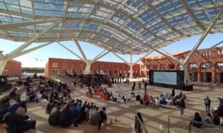 Dans le cadre de cette initiative, ChatGPT Edu sera utilisé dans plusieurs domaines au sein de l'université, notamment l’apprentissage personnalisé pour les étudiants : les étudiants pourront participer à des séances de tutorat adaptées, créer des assistants IA personnalisés pour leurs cours et même se préparer à leurs carrières grâce à des révisions interactives de CV et des simulations d'entretiens.