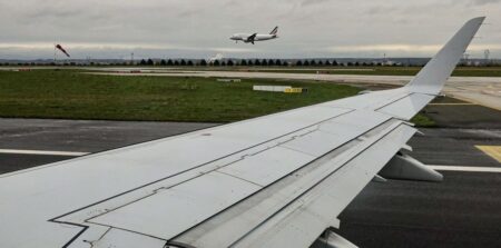Mais le transport aérien, source de considérables richesses, ne semble plus supporté par les gouvernements occidentaux qui lui préfèrent d’autres types de déplacements. Finalement cela ne concerne qu’une toute petite partie de la population mondiale.