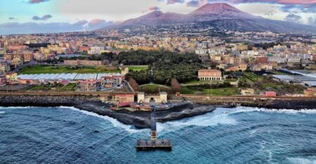 Aussi, il est possible de retrouver des citations parfois longues en latin. L’écriture originale est généralement très fine. En même temps que nous rendons hommage au grand archéologue dolois que fut Marie-François Rever, nous devons aussi dédier cette recherche à Chateaubriand, tant son goût pour l’archéologie parait ancré dans son pays natal.
