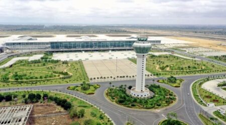 L'aéroport Antonio Agostinho Neto, nom du premier Président du pays, est situé à 40 km au sud-est de Luanda, avec une estimation prévue de 15 millions de passagers par an et une capacité de fret de 130.000 tonnes métriques.