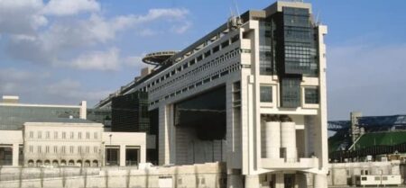 Selon le document de Bercy, le Nigeria est désormais le premier partenaire commercial de la France en Afrique sub-saharienne en concentrant 20% des échanges commerciaux en 2022 entre l’Hexagone et les pays de la sous-région. Estimé à 5,9 milliards de dollars pour l’année dernière, le volume des échanges a littéralement explosé de 47% en 2022, après déjà une forte croissance de 14,5% l’année précédente.