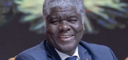 Dans son injonction, le Chef du gouvernement n’y est pas allé de main morte : «Nous avons constaté que depuis le carrefour du premier pont jusqu’Attécoubé au niveau de Sébroko, cette zone peut être utilisée dans les jours qui viennent sous réserve que les entreprises respectent les instructions que nous leur avons données afin de déterminer les embranchements, sortie et accès.