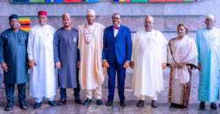 Sept gouverneurs du nord du Nigeria en quête de financement à la BAD La délégation, qui a rencontré le président de la Banque, Akinwumi Adesina, était dirigée par le gouverneur de l’État de Katsina, Mallam Dikko Umar Radda, et comprenait les gouverneurs Nasiru Idris de l’État de Kebbi, Alhaji Umar Namadi de Jigawa, Dauda Lawal de Zamfara, et les vice-gouverneurs Aminu Abdussalam de Kano, Hadiza Sabuwa Balarabe qui représentait Kaduna, Idris Mohammed Gobir de Sokoto.