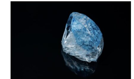 . Alrosa a globalement pu maintenir une partie non négligeable de son activité en faisant transiter ses diamants extraits dans ses gisements russes par l’Inde où un retravail local permettra aux pierres précieuses de devenir des diamants «indiens» et ainsi d’échapper aux sanctions internationales.