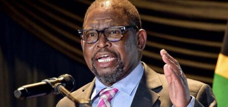 En raison de la diminution des recettes fiscales, a noté M. Godongwana, le Trésor national compte réduire les allocations budgétaires aux départements gouvernementaux de 85 milliards de rands (4,5 milliards de dollars) au cours des deux prochaines années.