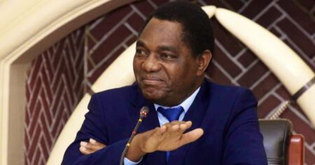 La Zambie demande plus de 900 millions de dollars pour faire face à la sécheresse Dans un discours télévisé, il a expliqué que près de la moitié des vingt millions d'habitants de ce pays très pauvre d'Afrique australe avaient été touchés par cette sécheresse provoquée par le phénomène climatique El Nino. Plus de six millions de personnes ont besoin d'une aide d'urgence, a-t-il ajouté.