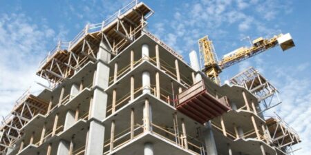 Les acheteurs de biens en dessous de 300.000 DH bénéficieront ainsi d'un apport significatif, soit au moins un tiers du montant du bien, ce qui représente une aide substantielle. Un autre élément favorable pour les candidats à l'accession à la propriété est la stabilité des taux d'intérêt, qui n'ont pas connu d'évolutions significatives depuis mars 2023.