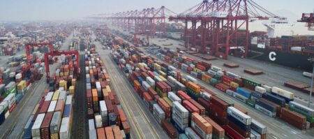 La Chine a noué des liens économiques profonds avec des pays d’Afrique subsaharienne au cours des 20 dernières années et est devenue le premier partenaire commercial de la région, rappelle l’institution financière internationale, notant que le pays asiatique achète un cinquième des exportations de la région (métaux, minerais et combustibles) et fournit la plupart des équipements et produits manufacturés que les pays africains importent.