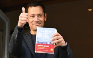Avec seulement quatre romans à son actif, Jean-Baptiste Andrea décroche le plus prestigieux des prix littéraires francophones grâce à une longue fresque sur la sculpture et l'Italie.