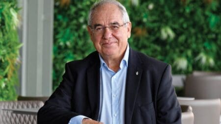 Entretien : Jean-Louis Baroux, Président du World Connect by APG Les rapprochements entre transporteurs ont un premier avantage : la coordination des programmes d’exploitation entre partenaires permet de sérieux gains opérationnels et économiques, mais cela ne dure qu’un temps. Une fois la réorganisation des réseaux passés, les frustrations commencent.