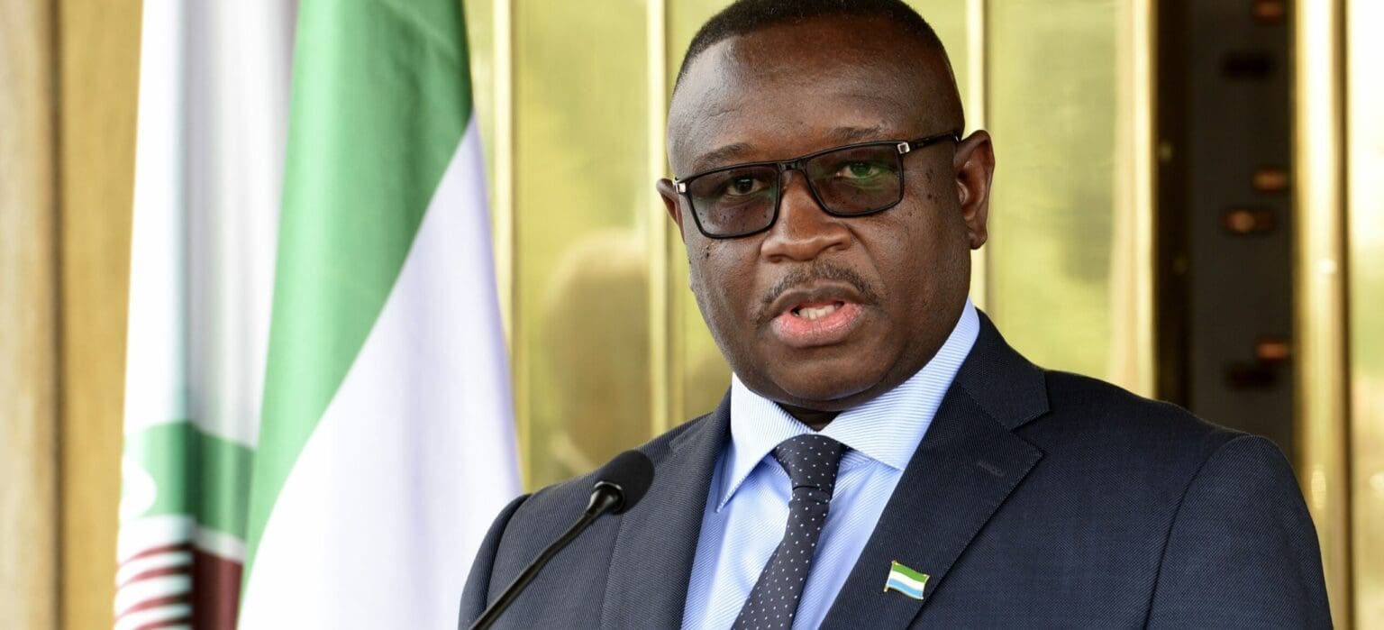 Le ministre de l'Information Chernor Bah avait reconnu que les «assaillants» avaient attaqué les prisons de Freetown et que de nombreux détenus s’étaient échappés, sans autre précision sur ces «assaillants.»