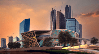 Exposition Universelle 2030 : L’Arabie Saoudite met ko ses concurrents ! Enfin, Riyad 2030 finalement choisie se définit comme une passerelle vers les décennies futures. Avec le rythme des changements qui s'accélèrent dans les domaines de l'environnement, de la technologie, de l'économie et de la géographie, le monde de 2030 sera très différent de celui d'aujourd'hui, le voyage vers l'Expo 2030 étant un voyage d'exploration collective, de questions émergentes et d'imagination aidant à préparer les décennies à venir.
