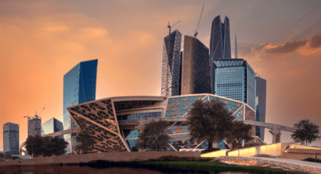 Exposition Universelle 2030 : L’Arabie Saoudite met ko ses concurrents ! Enfin, Riyad 2030 finalement choisie se définit comme une passerelle vers les décennies futures. Avec le rythme des changements qui s'accélèrent dans les domaines de l'environnement, de la technologie, de l'économie et de la géographie, le monde de 2030 sera très différent de celui d'aujourd'hui, le voyage vers l'Expo 2030 étant un voyage d'exploration collective, de questions émergentes et d'imagination aidant à préparer les décennies à venir.